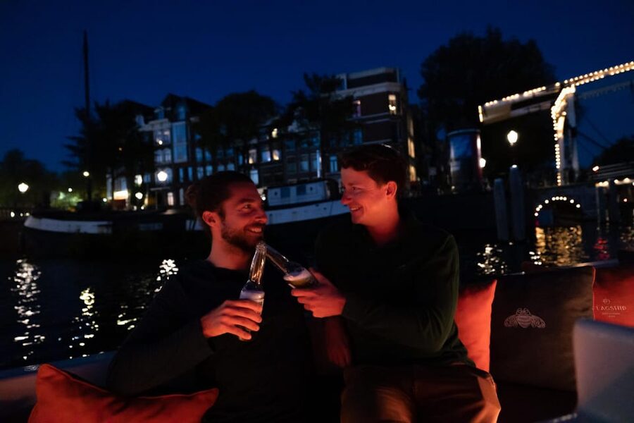 Amsterdam: Evening Canal Cruise with (Open) Bar on Board - Drinks, blankets, and the price question