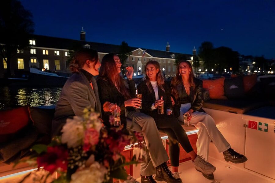 Amsterdam: Evening Canal Cruise with (Open) Bar on Board - Amsterdam Light Festival in winter
