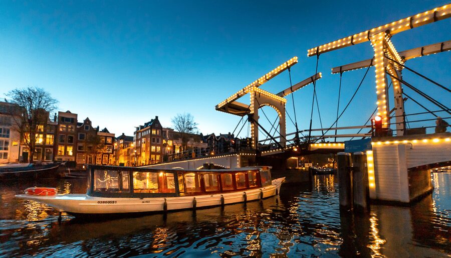 Amsterdam: Evening Canal Cruise with (Open) Bar on Board - Choosing among the three departure areas