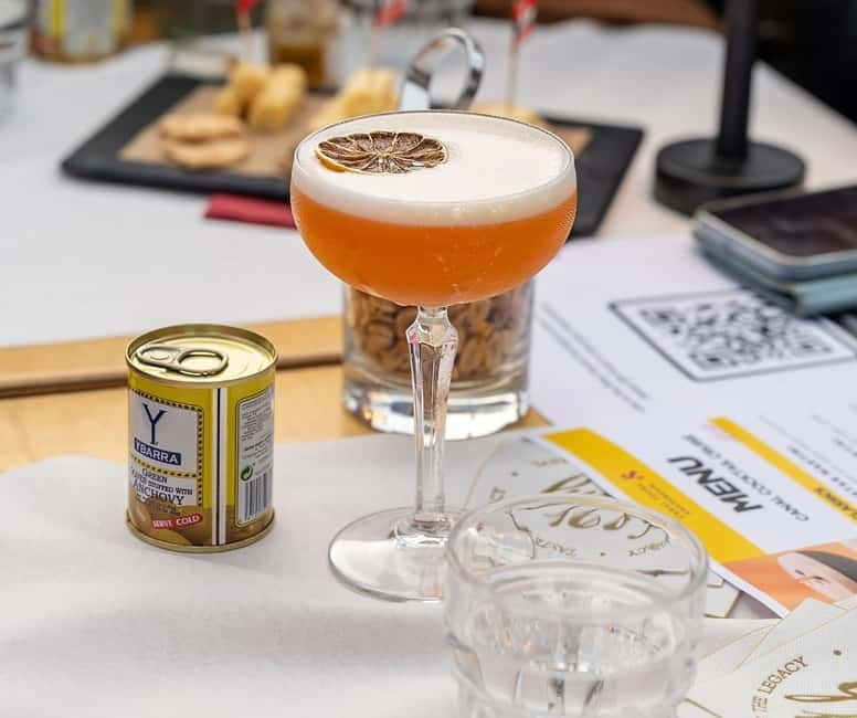 Amsterdam: Evening Cocktail Cruise along the canals - What you actually get to eat and drink
