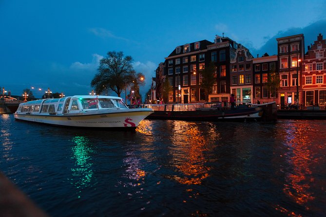 Amsterdam Evening Cocktail Cruise with snacks - A night cruise with more atmosphere than sightseeing