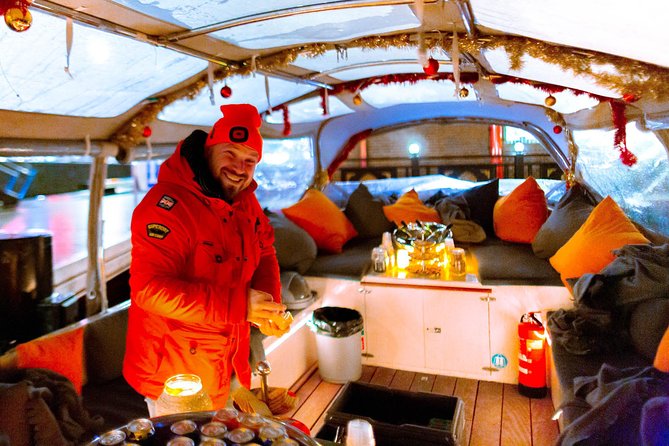 Amsterdam Evening Cosy & Small Cruise & Drinks and Bites - Sunset - Boarding the open electric boat