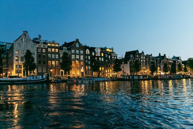 Amsterdam: Evening Cruise with Optional Wine and Snacks - Why Amsterdam is especially good from the canals at night