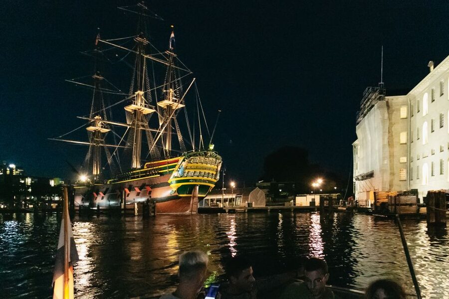 Amsterdam: Evening Cruise with Optional Wine and Snacks - Who will get the most from the 90-minute ride?