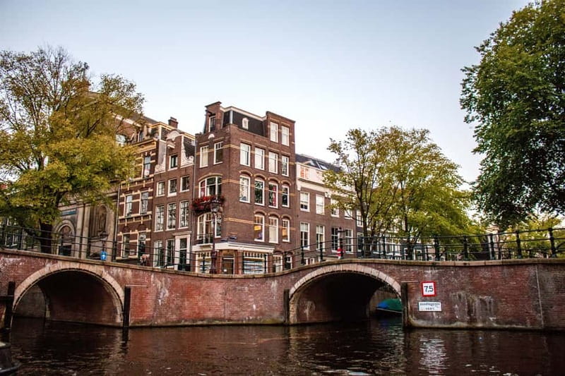 Amsterdam: Evening Pizza Cruise Along the Canals - What the atmosphere is really like on board