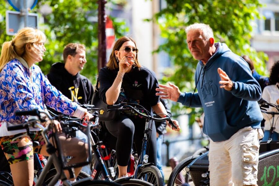Amsterdam: Explore the City Highlights by Bike - Returning through central Amsterdam