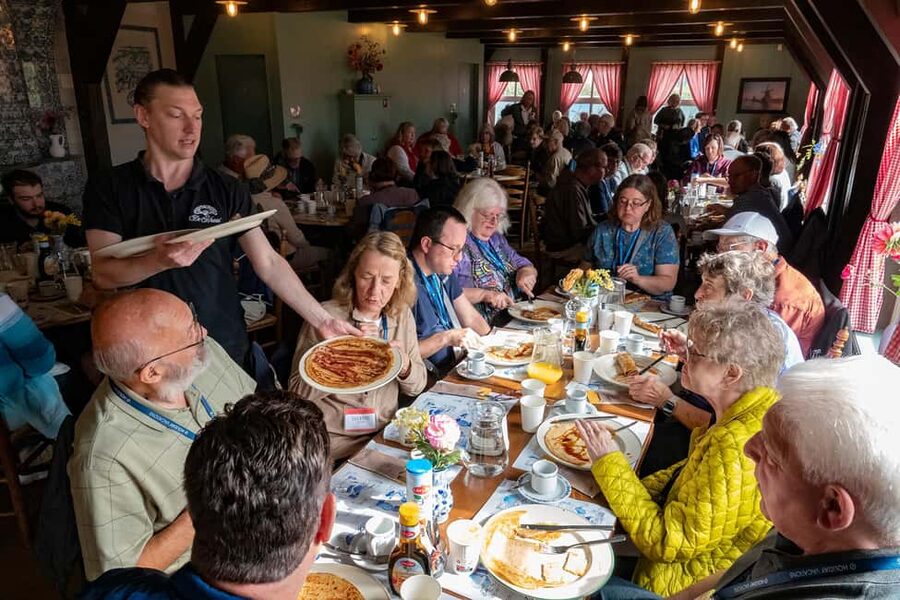 Amsterdam: Explore Zaanse Schans: Half-Day Luxury Coach Trip - Cheese making with a tasting included