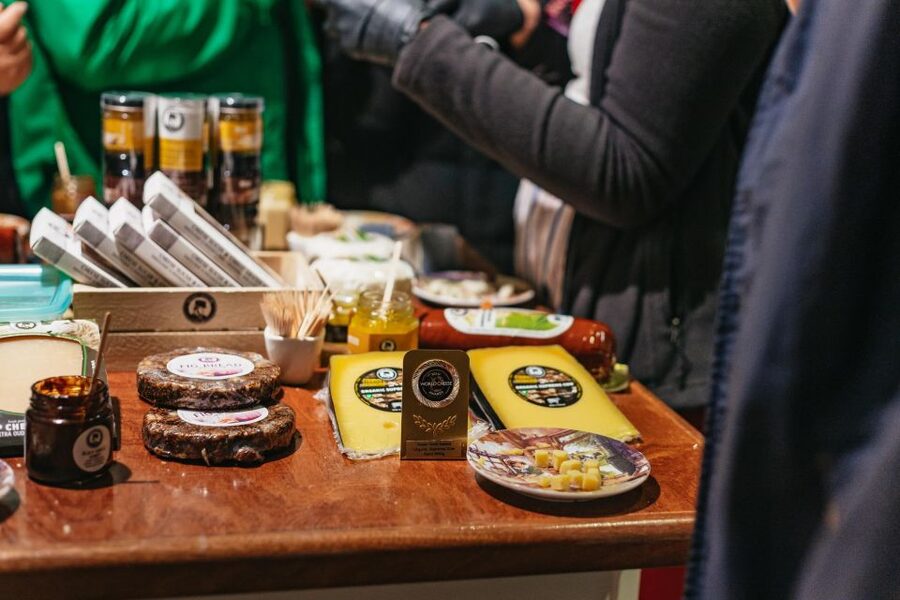 Amsterdam: Food and Culture Walking Tour with Tastings - Eight tastings, from herring to apple tart