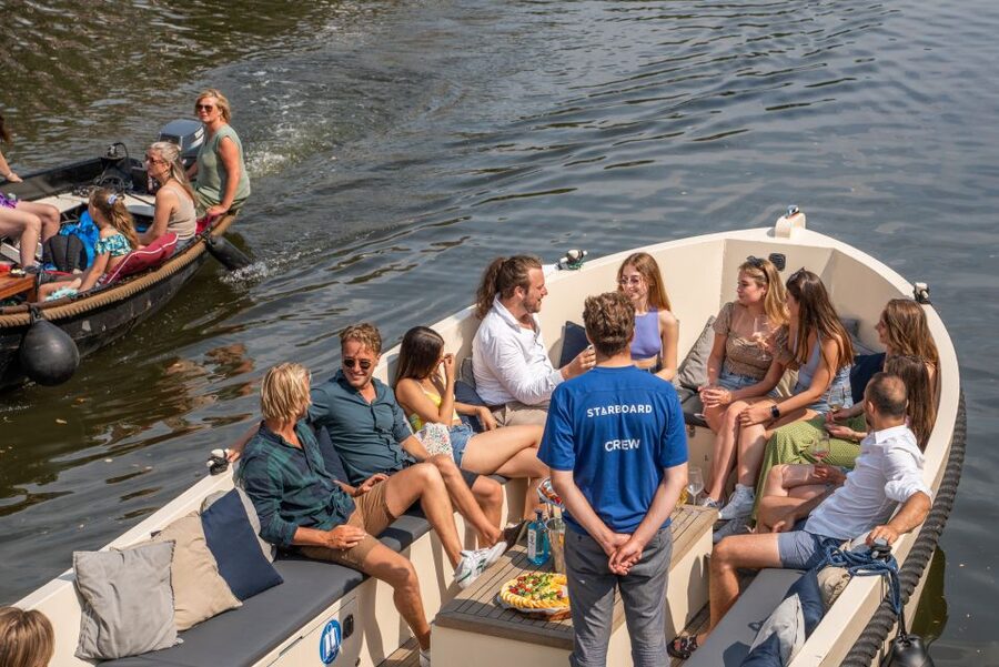Amsterdam: German Guided Canal Cruise with on Board Bar - A quiet hour on Amsterdam’s canals