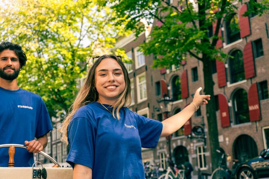 Amsterdam: German Guided Canal Cruise with on Board Bar - Finding the dock near Rembrandtplein