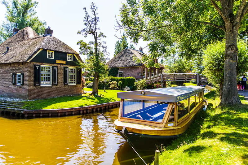 Amsterdam: Giethoorn Day Trip with Boat Tour - Giethoorn gives you a very different Dutch day out