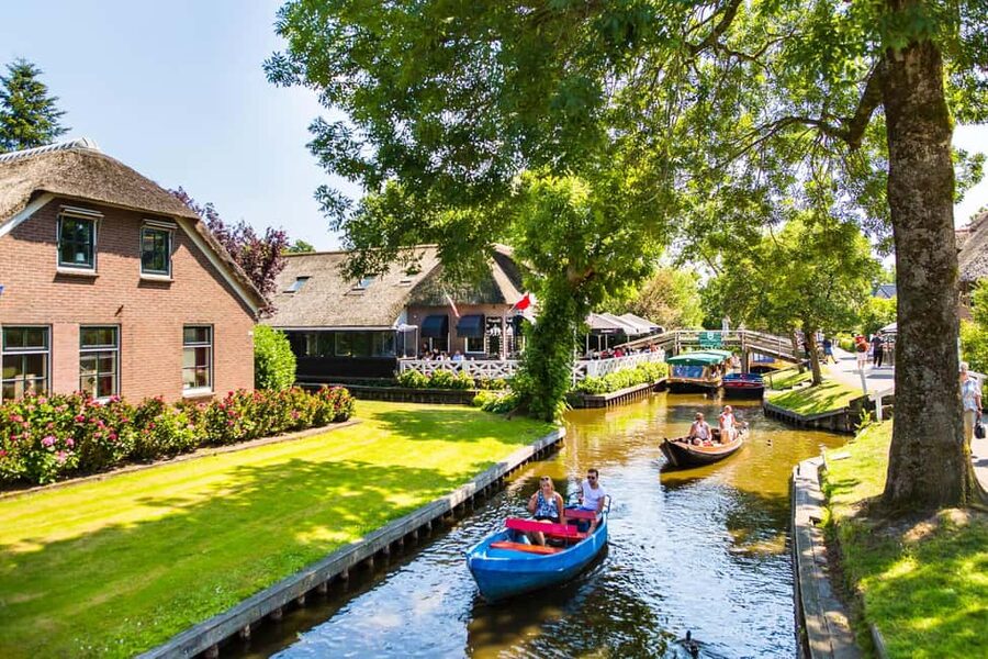 Amsterdam: Giethoorn Day Trip with Boat Tour - Arriving in Giethoorn by foot and boat