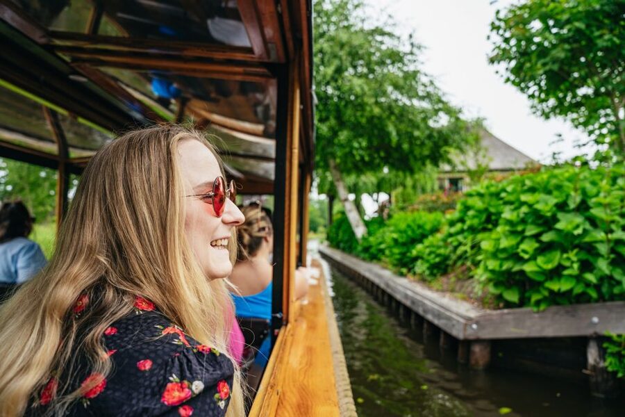Amsterdam: Giethoorn, Volendam, and Zaanse Schans Tour - Zaanse Schans: windmills with working traditions