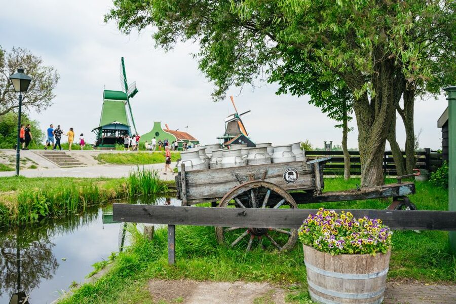 Amsterdam: Giethoorn, Volendam, and Zaanse Schans Tour - Volendam: a short walk through fishing-village Holland