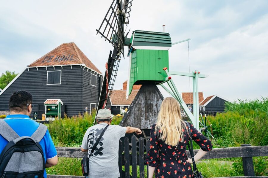 Amsterdam: Giethoorn, Volendam, and Zaanse Schans Tour - Giethoorn: canals, bridges, and thatched roofs