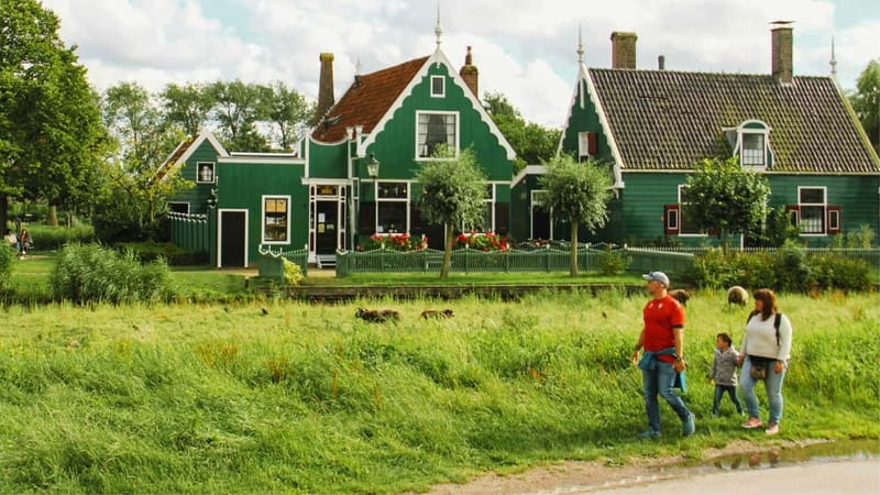 Amsterdam: Giethoorn & Zaanse Schans Small Group Day Trip - The clog workshop and diamond presentation