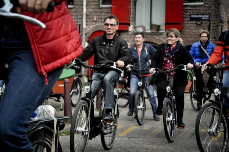 Amsterdam: Guided City Bike Tour in French - What the 12-person limit means on the road