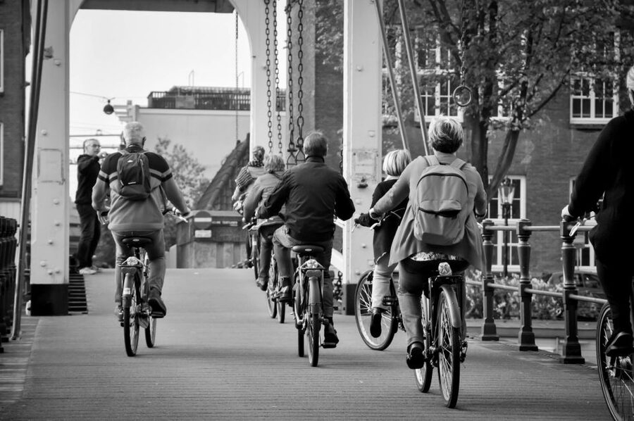 Amsterdam: Guided City Bike Tour in French - The Nine Streets and canal belt: Amsterdam’s postcard center