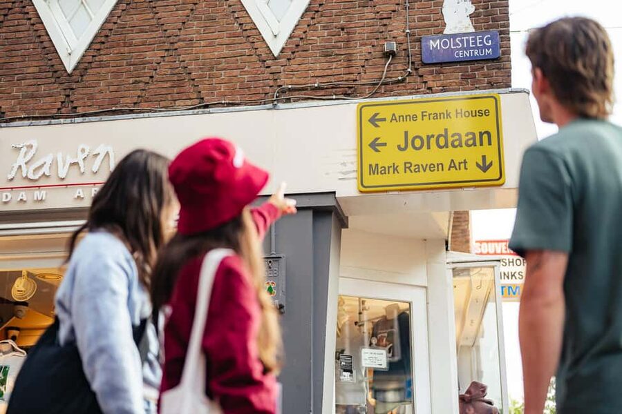 Amsterdam: Guided Cultural Food Tour in German or English - Meeting the guide at the National Monument