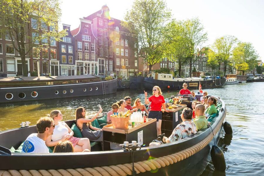 Amsterdam: Guided Open Boat Canal Cruise Including Drink - Why an open boat is the right way to see Amsterdam