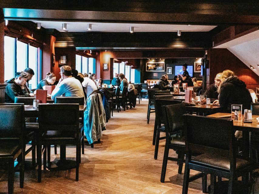 Amsterdam: Hard Rock Cafe Experience - Choosing your seat beside the canal