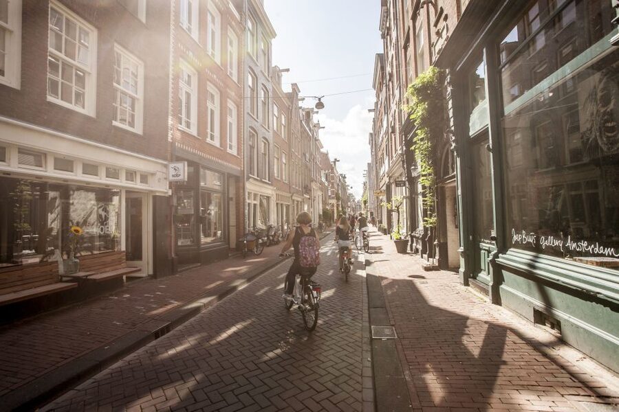Amsterdam: Hidden Gems & Highlights Guided Bike Tour - A café break with room to reset