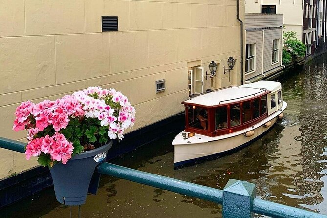 Amsterdam Highlights Canal Cruise with a Drink - Cruising Through the Jordaan District