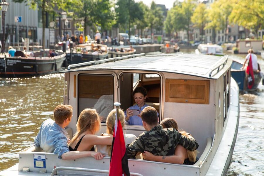 Amsterdam: Historic Boat Cruise with open bar and nibbles - What the open bar really adds