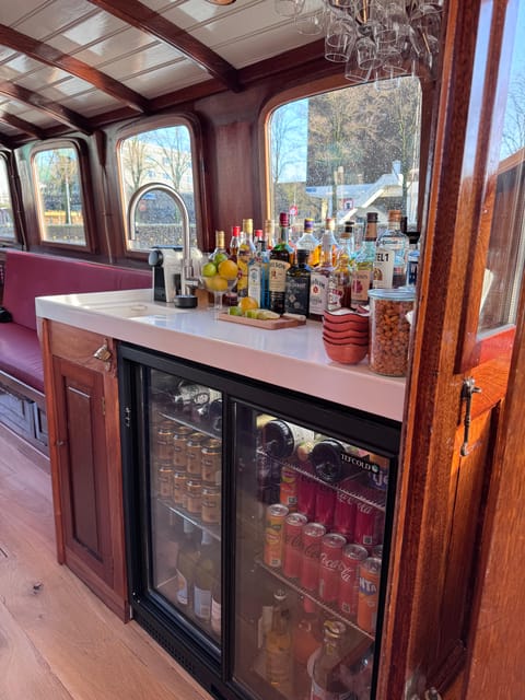 Amsterdam: Historic Boat Cruise with open bar and nibbles - A guide-led ride with room for conversation