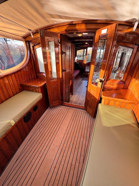 Amsterdam: Historic Boat Cruise with open bar and nibbles - Who gets the most from 90 minutes on Sophie