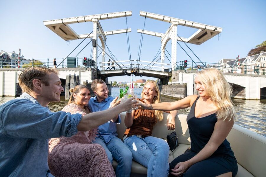 Amsterdam: Historic Boat Cruise with open bar and nibbles - The small details that make the ride easier