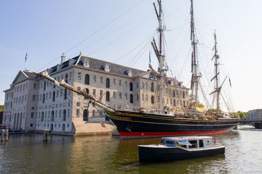 Amsterdam: Historic Boat Cruise with open bar and nibbles - The first hour through Amsterdam-Centrum