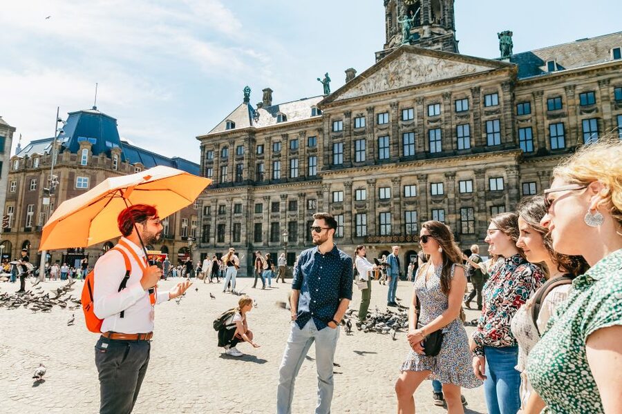 Amsterdam: Historical Highlights Walking Tour with Tasting - Begijnhof and the quieter side of central Amsterdam
