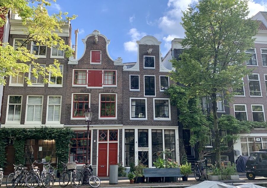 Amsterdam: Jordaan District Tour with a German guide - Four courtyards that change the pace