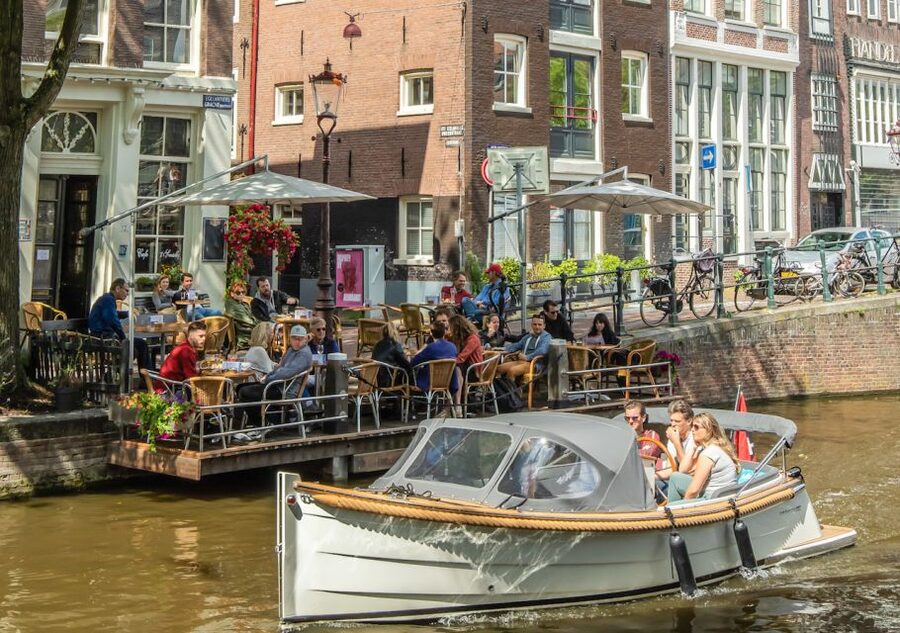 Amsterdam: Jordaan District Tour with a German guide - What the German guide adds