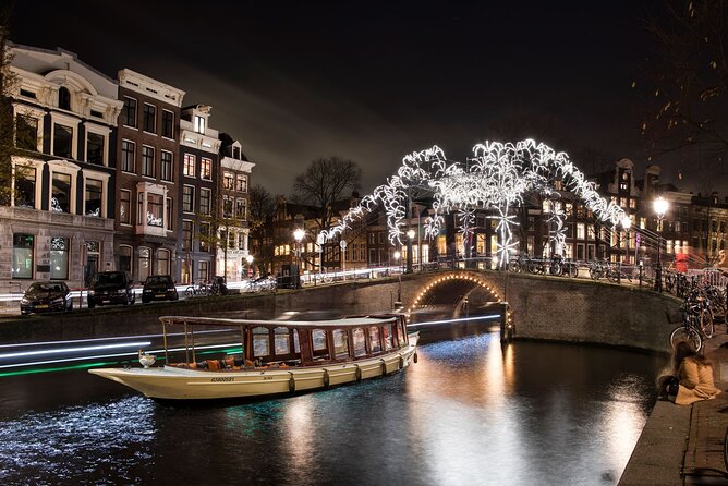 Amsterdam Light Festival: Canal Cruise + Snack & Unlimited Drinks - Drinks and snacks: pleasant extra or awkward promise?