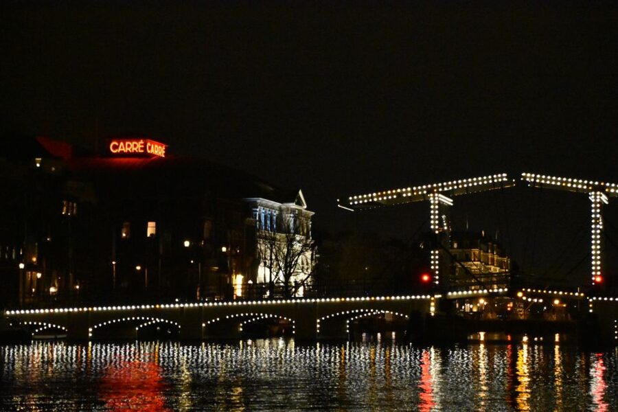 Amsterdam: Light Festival Heated Cruise with Drinks & Snacks - Accessibility and who should think twice