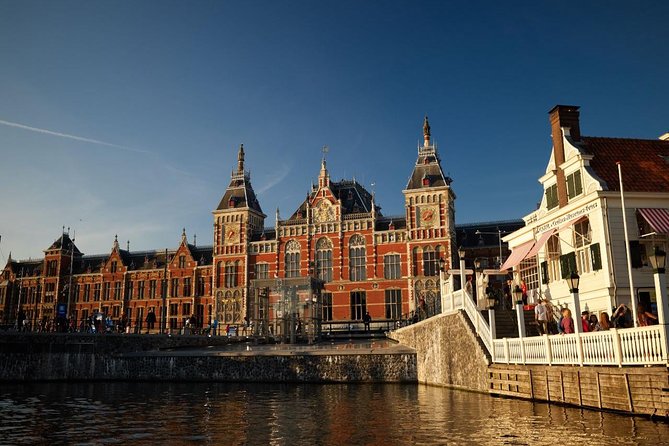 Amsterdam Light Festival: Saloon Boat Cruise + Hot Drinks & Bite - The 75-minute cruise and its rhythm
