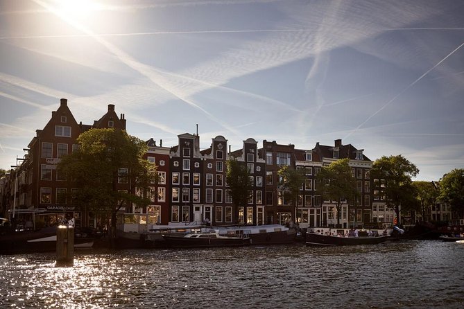 Amsterdam Light Festival: Saloon Boat Cruise + Hot Drinks & Bite - Drinks, mulled wine, and the small bite