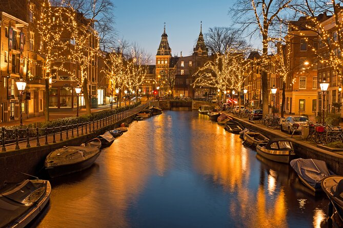 Amsterdam Light Festival Winter Walk with Stroopwafel Workshop - Begijnhof and the quieter side of central Amsterdam