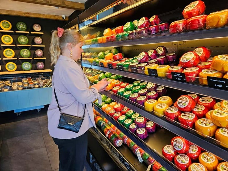 Amsterdam: Live GuideD Giethoorn Boat Tour & Cheese Platter - Free time to see Giethoorn your way