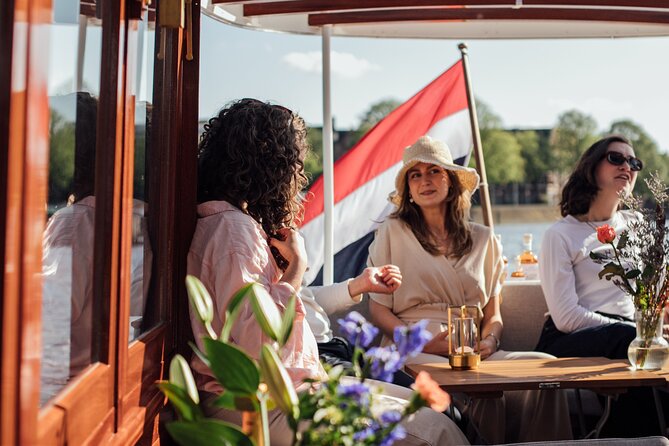 Amsterdam: Luxury Saloon Boat Cruise with Cocktails & Waffle - The Weepers’ Tower and New Amsterdam