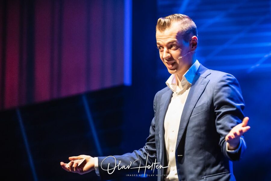 Amsterdam: Magic Show - The 105-minute stage program and its changing styles