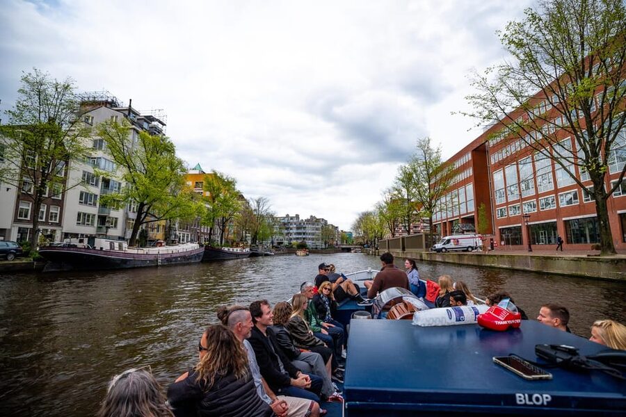Amsterdam:Old City Canal Cruise with Live Guide and Open Bar - Why One Hour on Amsterdam’s Canals Works So Well