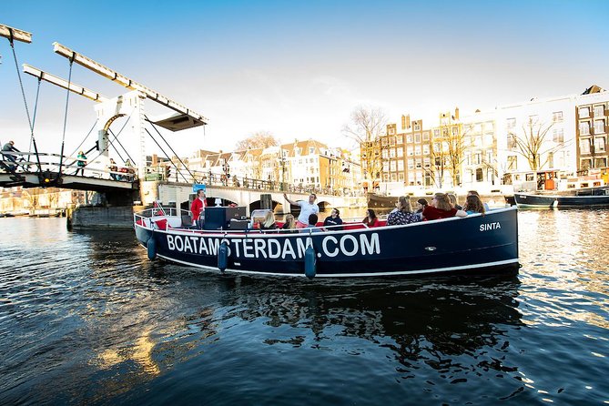 Amsterdam Open Boat Cruise in Old City Center with Live Guide - What the One-Hour Route Gives You