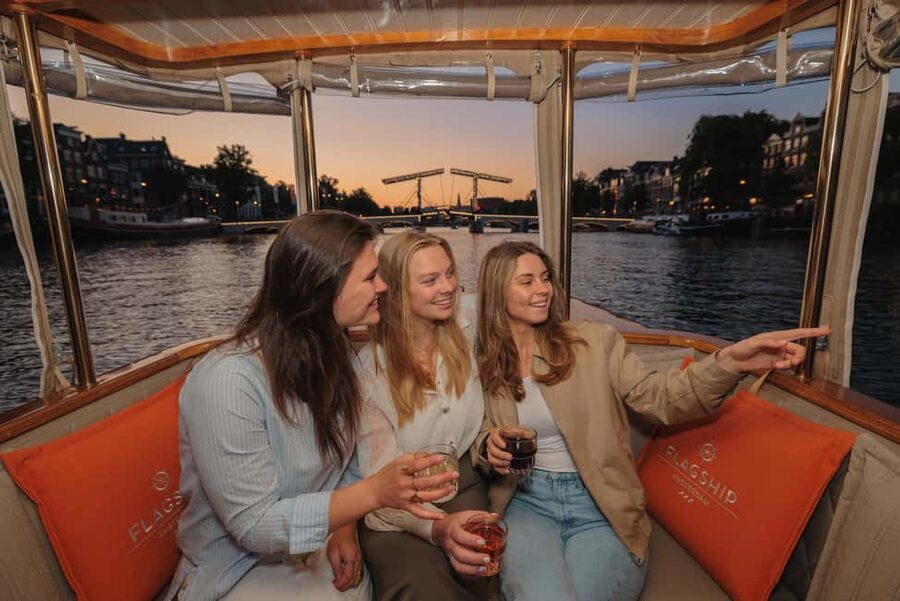 Amsterdam: Open Boat Cruise option Unlimited Drinks & Bite - The guide makes the difference