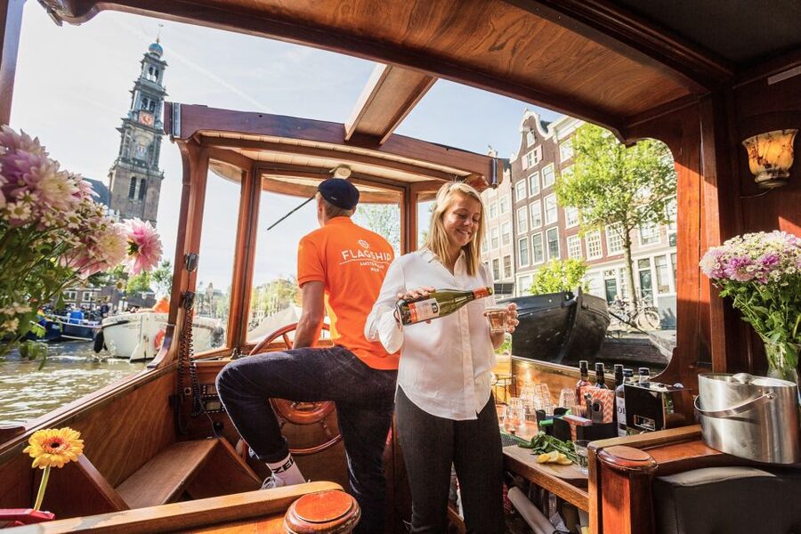 Amsterdam: Open Boat Cruise option Unlimited Drinks & Bite - How crowded and social is the ride?