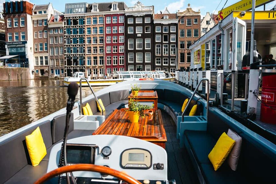 Amsterdam: Open Boat Tour of Canals with Expert Local Guide - How the guide shapes the one-hour ride