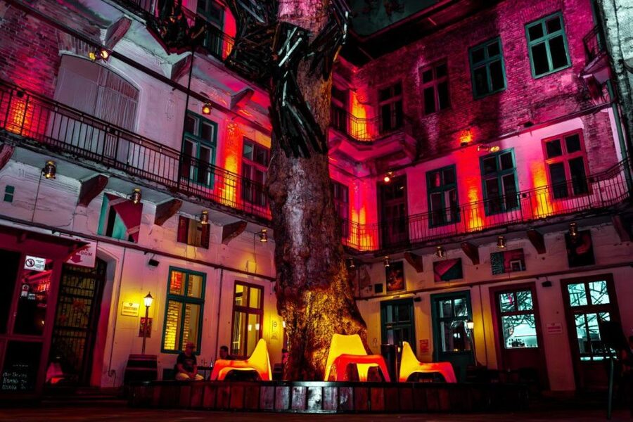 Amsterdam: Original Pub Crawl Party with VIP Entrance - What a $12 Amsterdam pub crawl really gives you