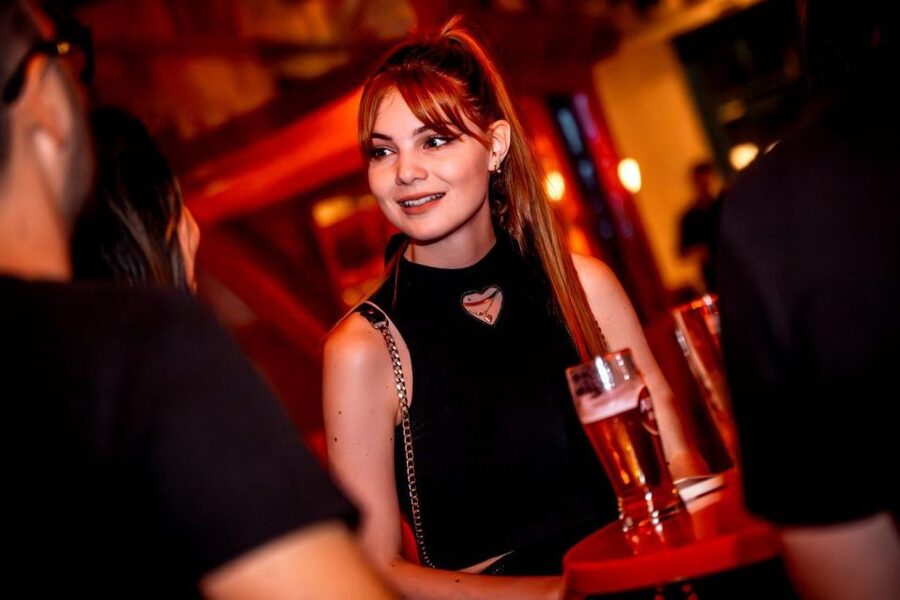 Amsterdam: Original Pub Crawl Party with VIP Entrance - Who will enjoy this four-hour route